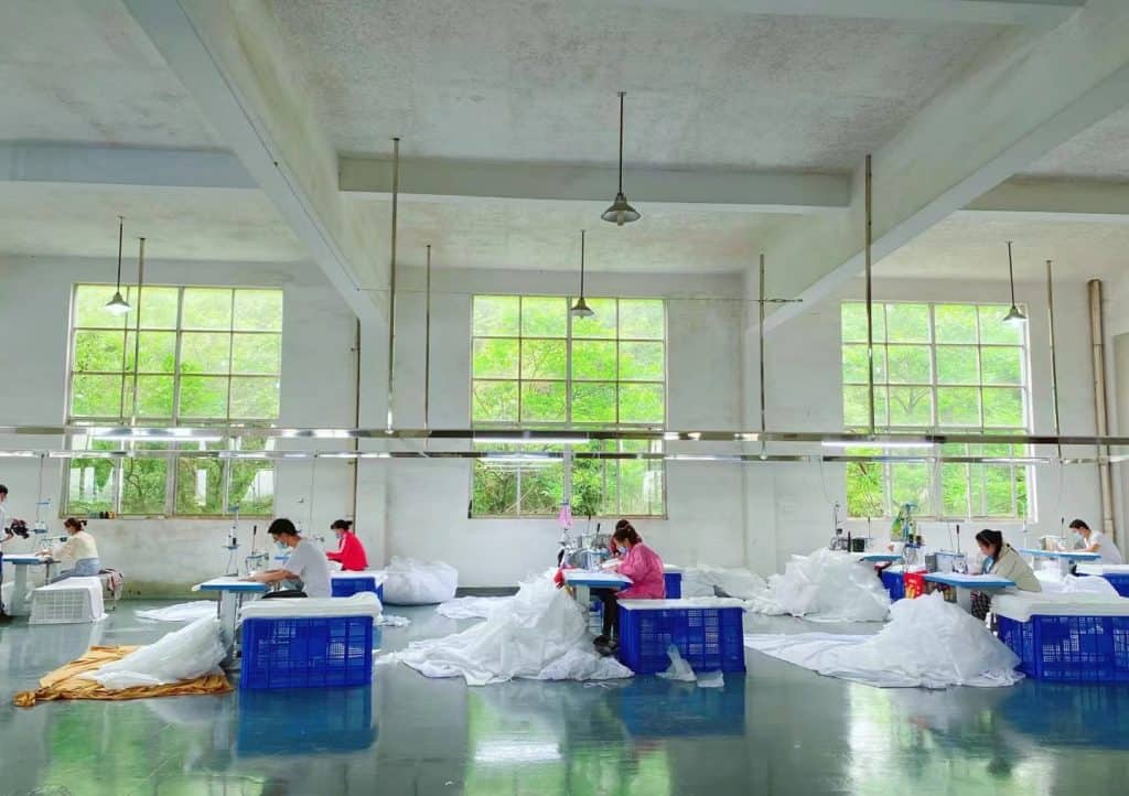Understanding Satin Bed Sheet Quality: A Manufacturer's Inside Guide 3 Female textile workers' work