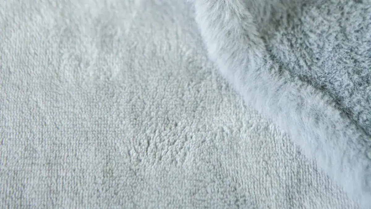 Is polyester microfiber slippery for bedding? 2 Microfiber Texture and Feel