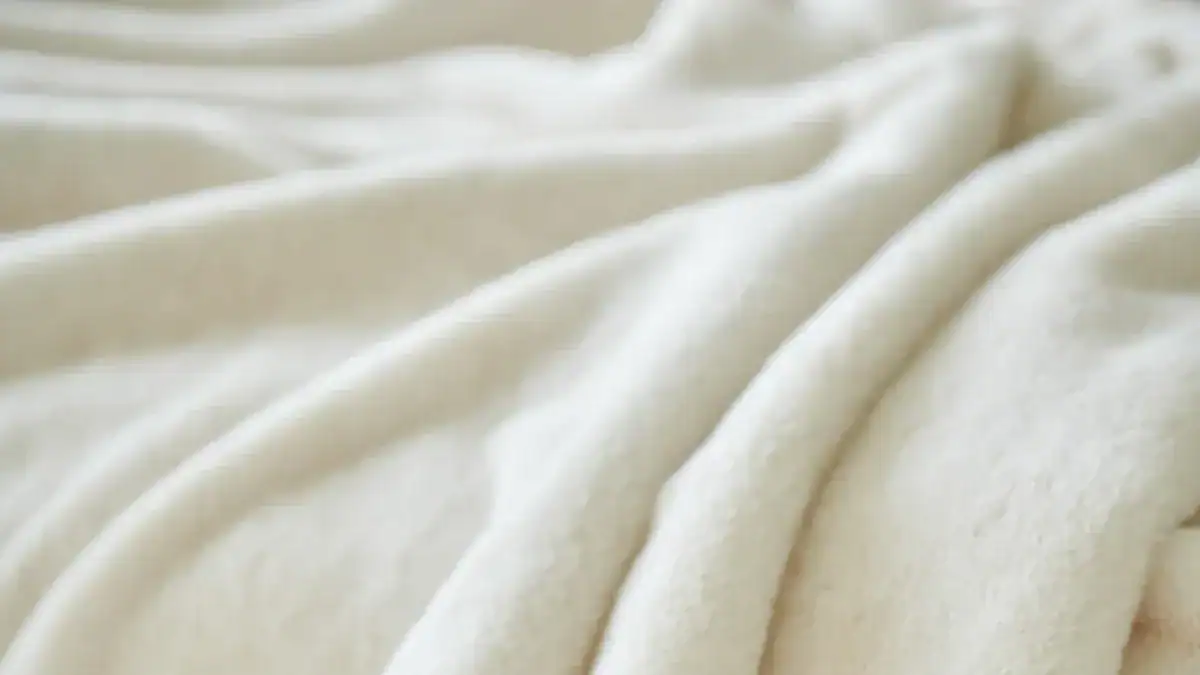 The comfort of microfiber polyester bedding 2 How Microfiber Sheets Feel