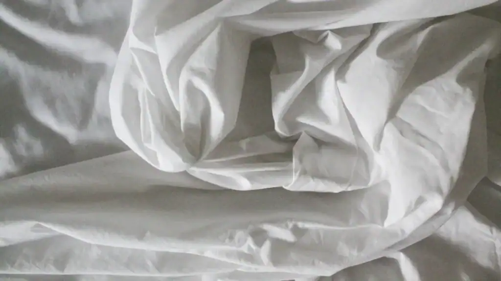 Bedding materials: polyester vs microfiber 2 Bedding materials: polyester vs microfiber
