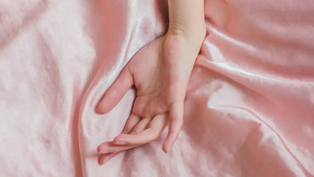 How to Choose the Best Satin Fabric Bed Sheet for Your Bedroom 2 Identifying Satin Fabric Bed Sheet