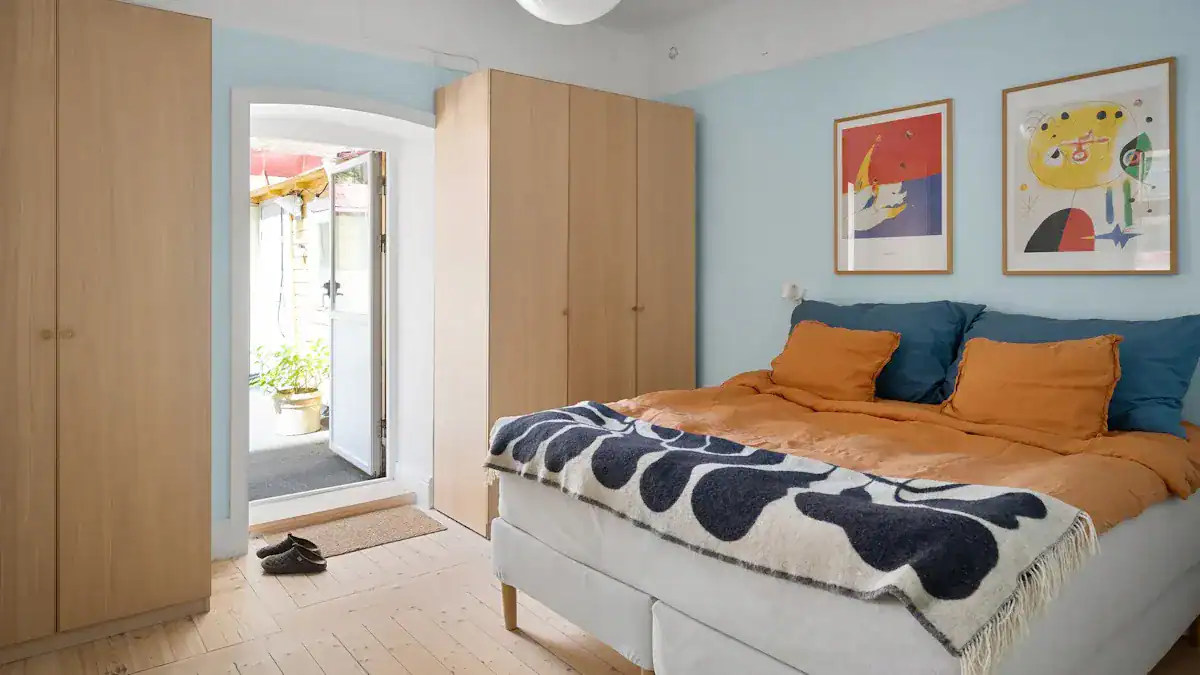 Coordinating Solid Bedding with Decor