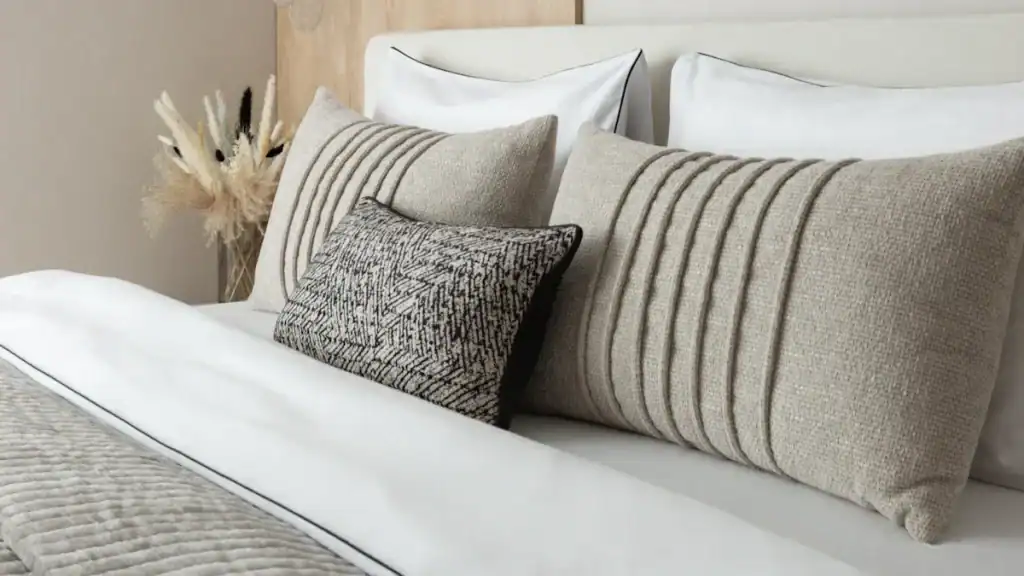 How Are Coverlets and Quilts Different for Your Bed? 4 How Are Coverlets and Quilts Different for Your Bed?