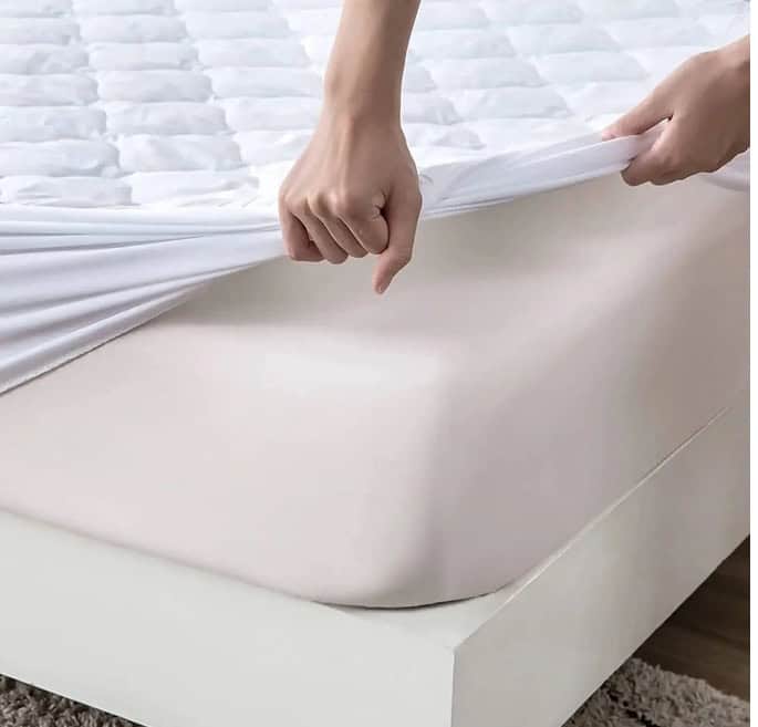 Fitted sheet and mattress protector made from microfiber fabric