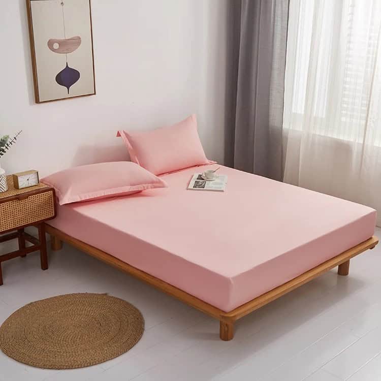 Dyed microfiber fabric for fitted sheet manufacturing